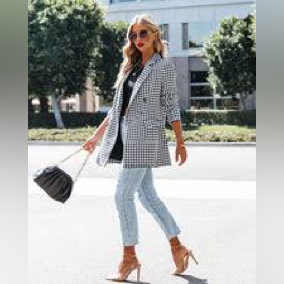 At Its Finest Pocketed Houndstooth Blazer
One Button Closure
Size XS - Picture 10 of 12